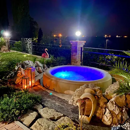 Appartamento Sunvilla With Hot Tub *