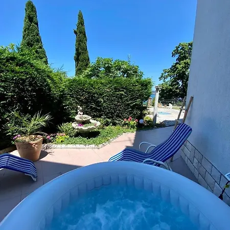 Apartment Sunvilla With Hot Tub *