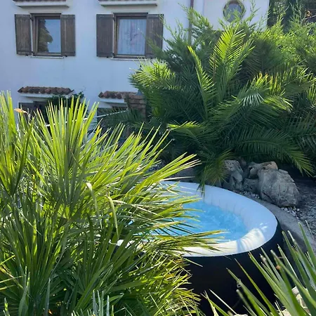 Sunvilla With Hot Tub Appartamento